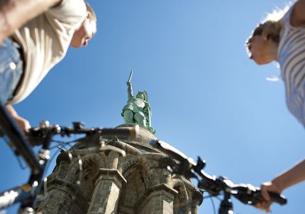 Zicht op het Hermann-monument van onderaf